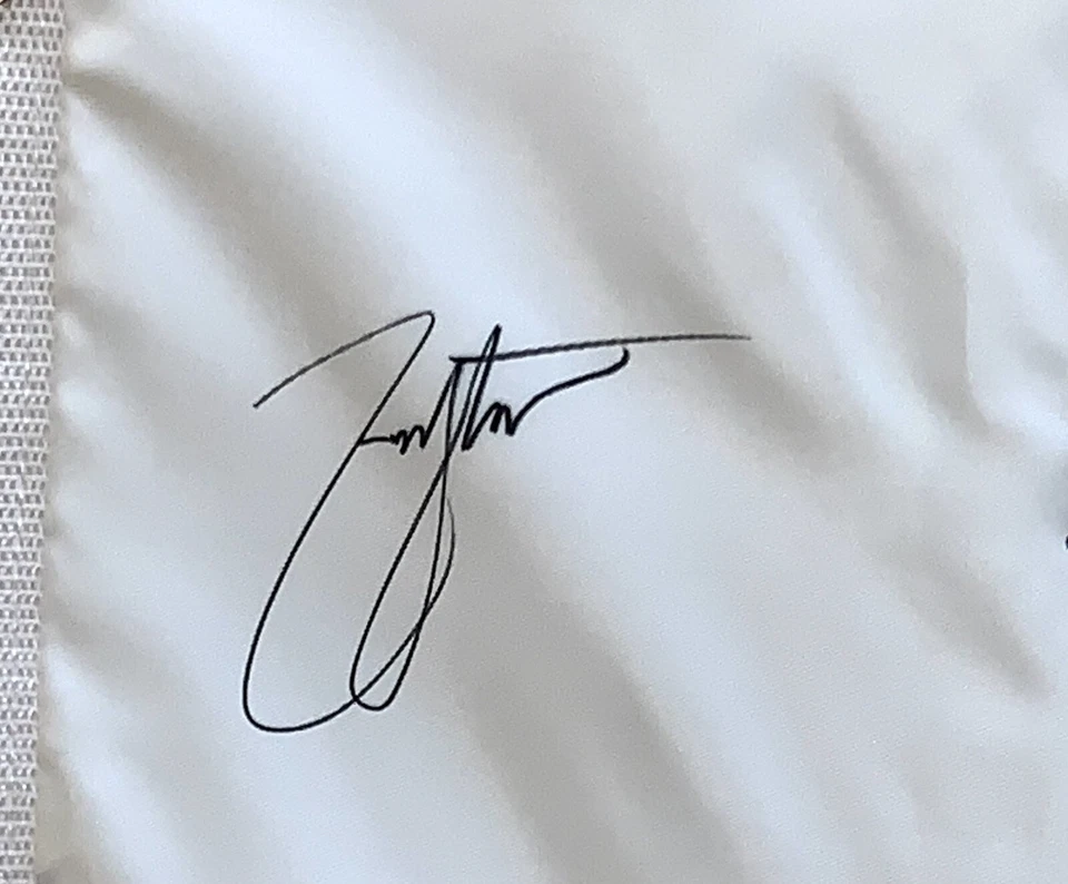 Zach Johnson Firmado 2023 Ryder Cup Bandera Marco Simone Equipo de Golf EE. UU. BECKETT CERTIFICADO DE AUTENTICIDAD Foto 2 de 4