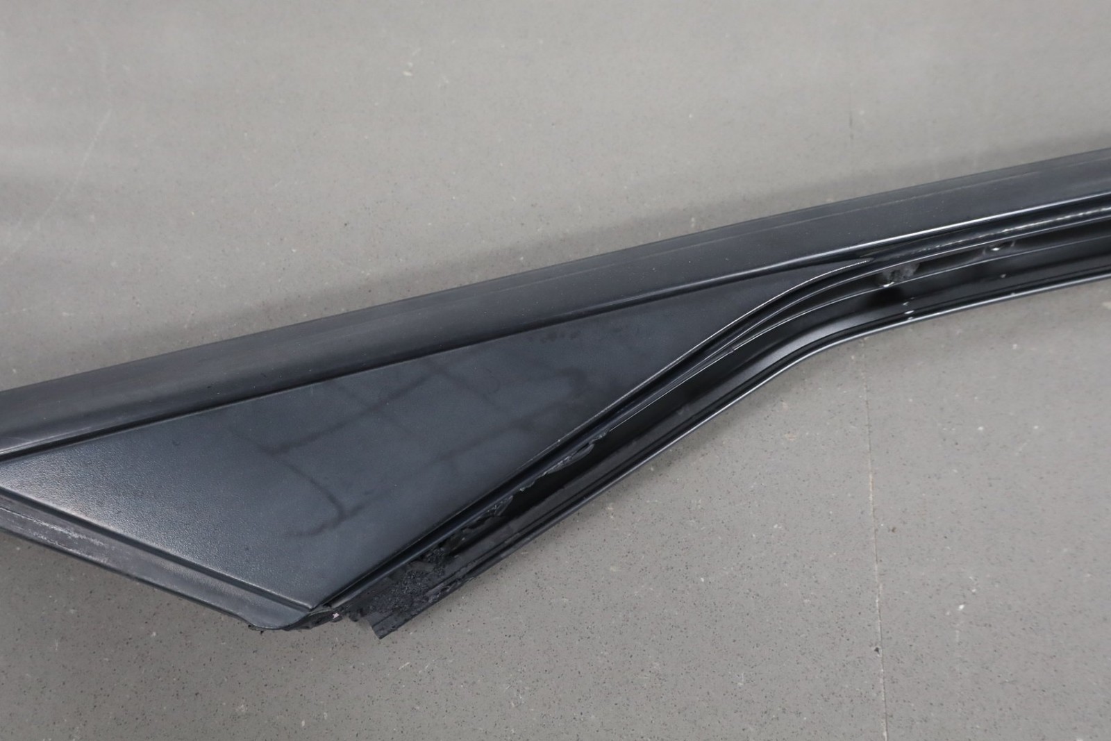 Chevrolet Corvette ZR1 2005-2013 Left Pillar cover Black P/N 15207548