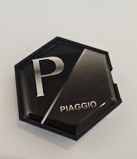 Emblem Piaggio zum Stecken 6-eckig 42x48mm für MP3, Beverly, Carnaby, X7, X8,X10