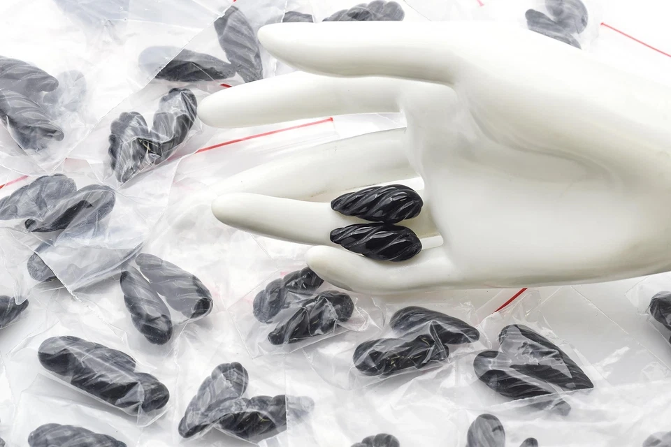 32 pares de pedras soltas esculpidas em ônix preto lágrima de pera com furo de broca 27,0x10,5 mm - Imagem 3 de 3