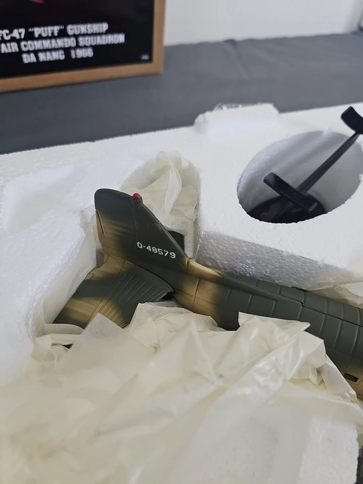 Avión de colección Ertl Diecast "Puff" Gunship 4th Air Command Douglas DC-3 C-47 Foto 3 de 4