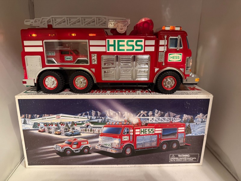 2005 Hess Emergency Truck & Rescue Vehicle - MAIN TRUCK WORKS -SUV Damaged Motor