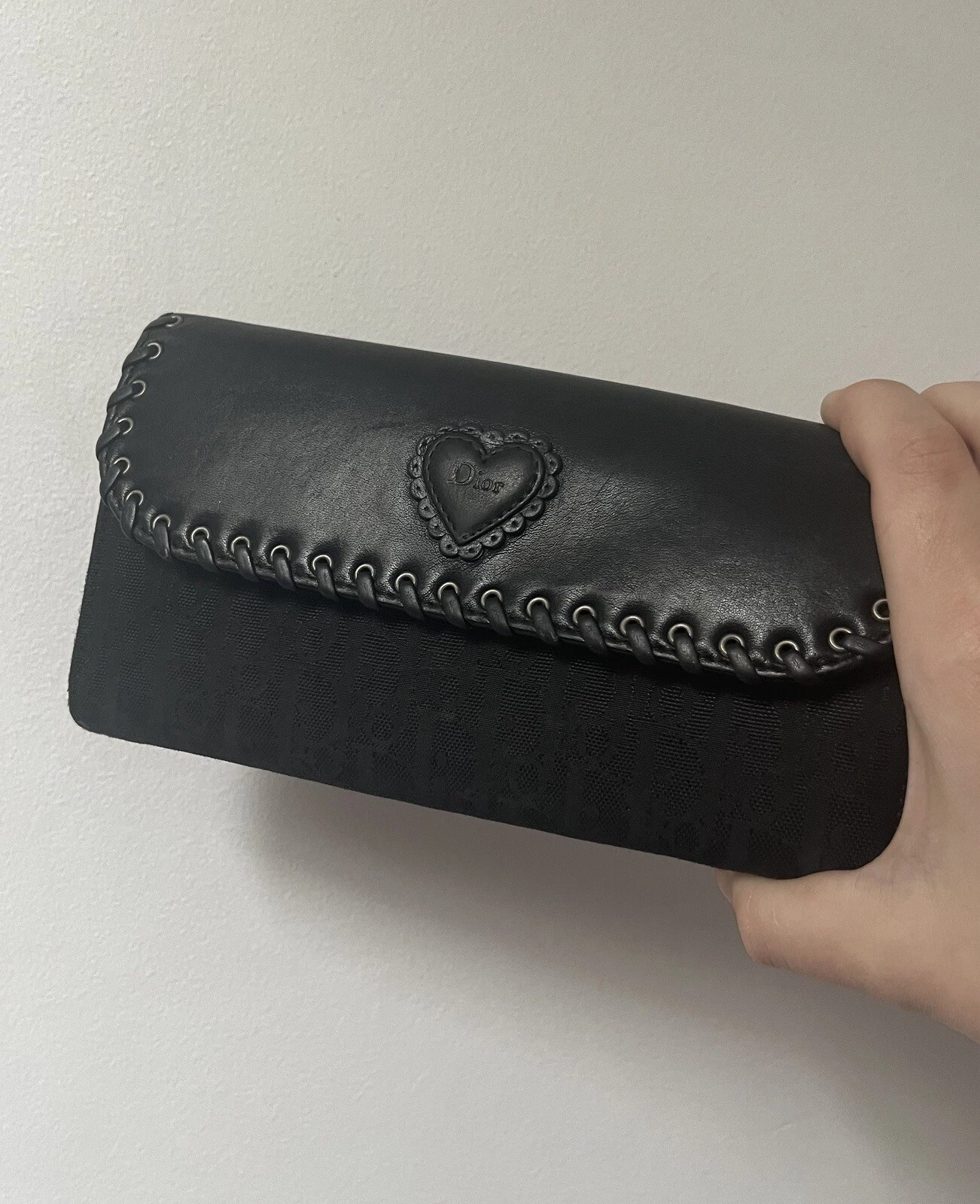 Sac à main portefeuille vintage Dior Christian cuir noir monogramme trotteur logo cœur