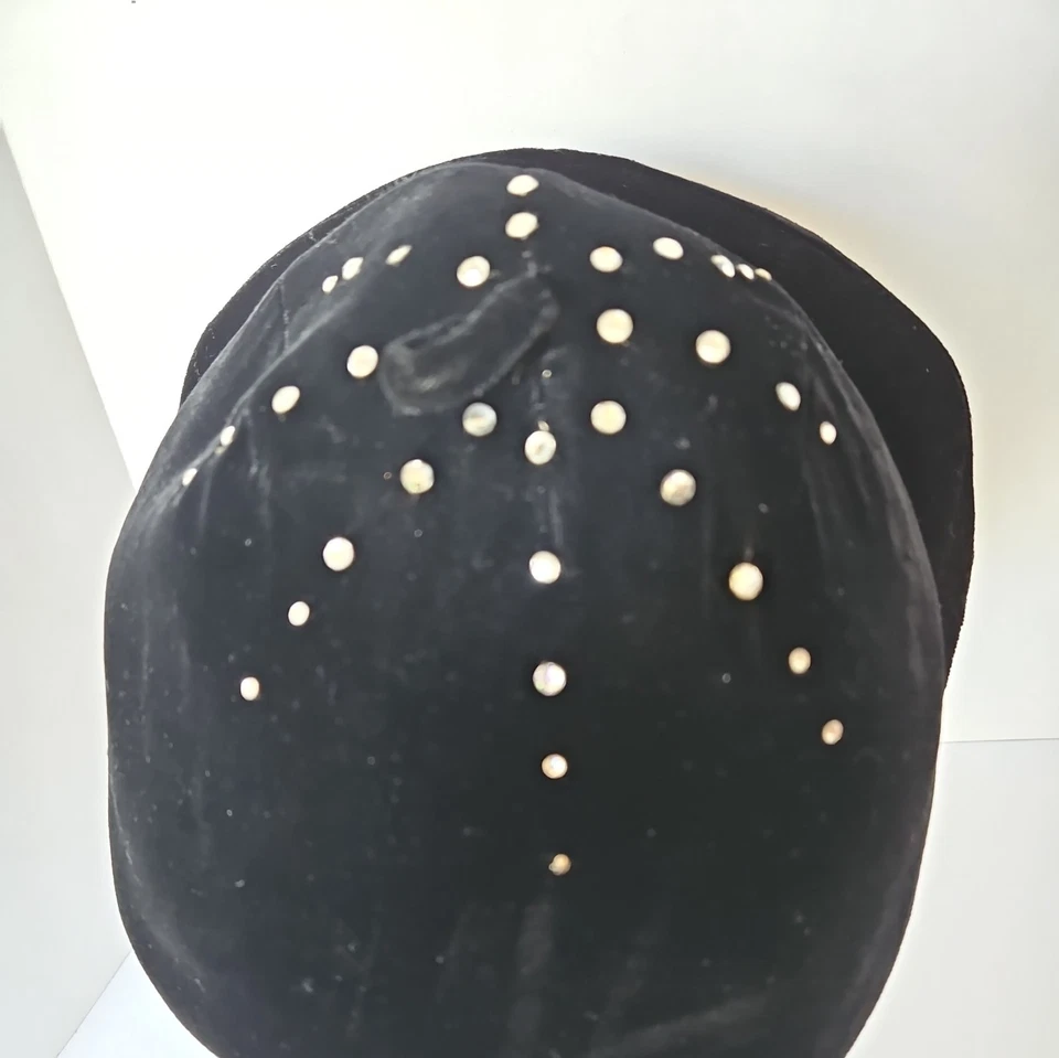 Chapéu feminino vintage década de 1950 boina de veludo preto com joias - Imagem 2 de 4