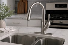 DeltaClassic Single Handle Pull Down Sprayer Kitchen Faucet in Stainless Steel