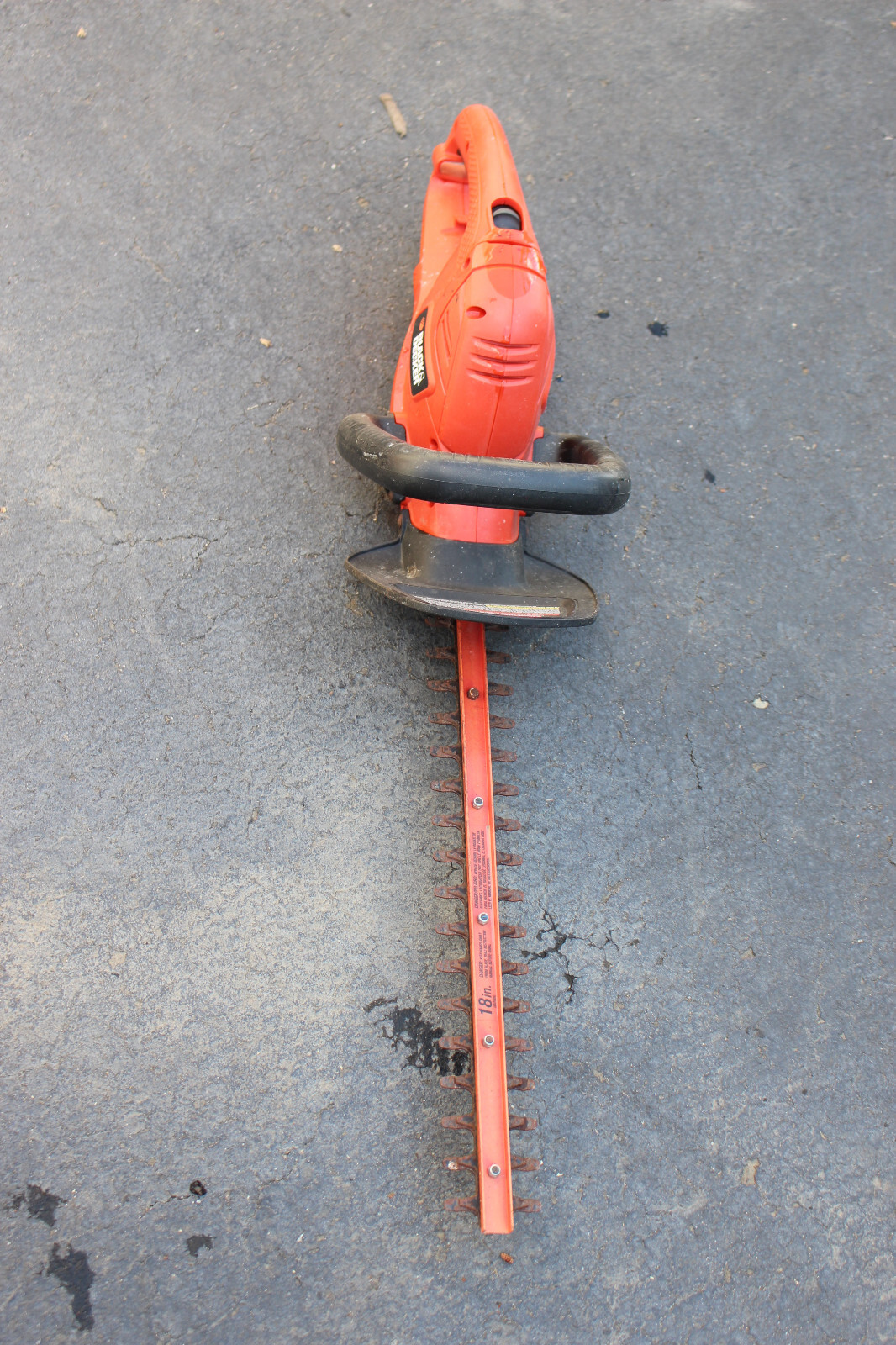 Black & Decker HT-18, 18 inch Corded Electric Hedge Trimmer