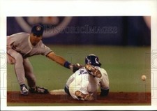 1993 Press Photo Blue Jays runner Roberto Alomar slides in safely on stolen-base