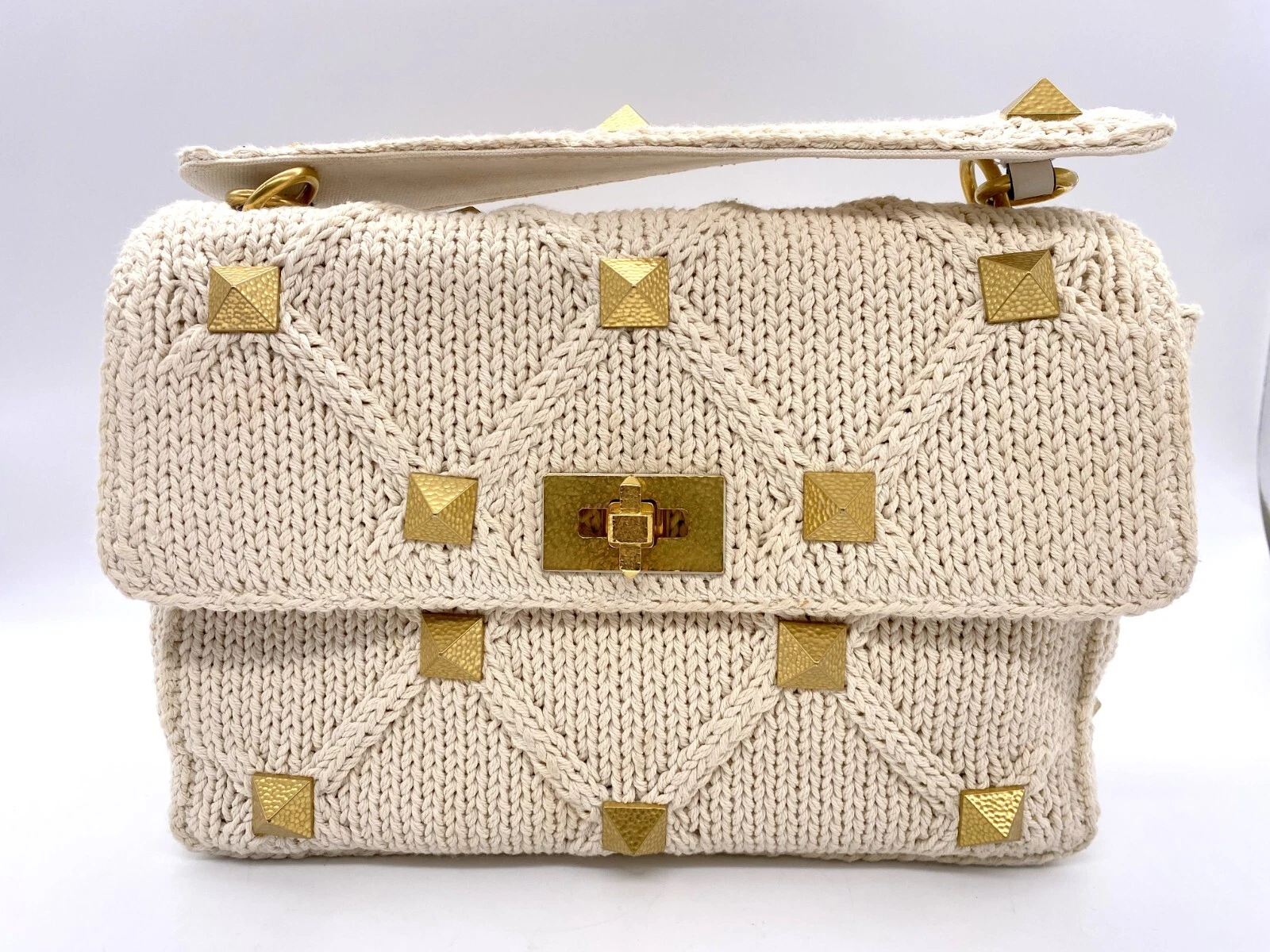 Borsa a tracolla grande Valentino Garavani borchie romane maglia avorio e oro