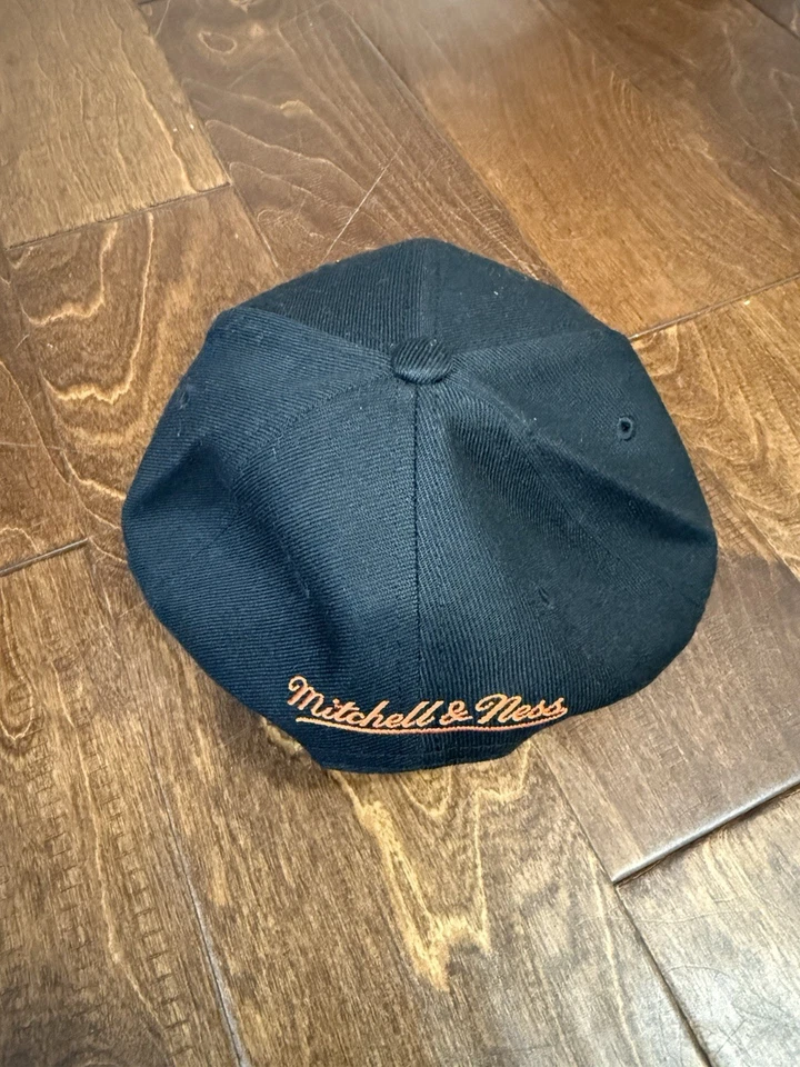 Gorra Mitchell & Ness Phoenix Suns Core Basic HWC negra ajustable con cierre a presión Foto 4 de 4