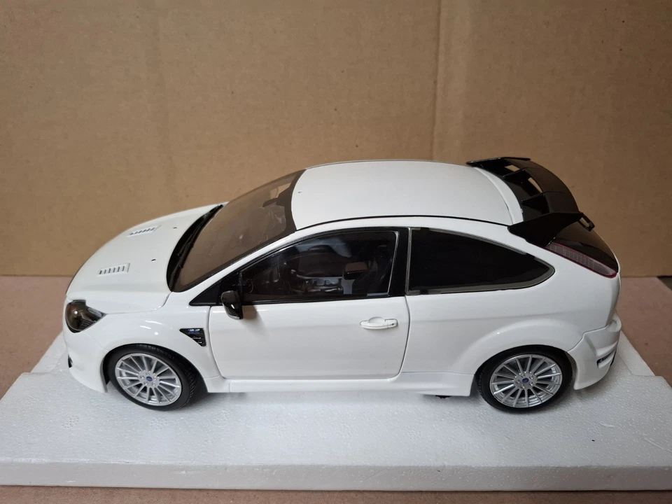 Ford Focus RS 2010 Minichamps escala 1:18 blanco nuevo nunca exhibido  Foto 4 de 4