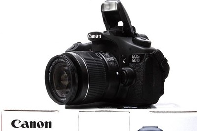 Canon EOS 60D 18 MP FULL HD DSLR mit Canon EF-S 18-55mm IS II Objektiv und OVP