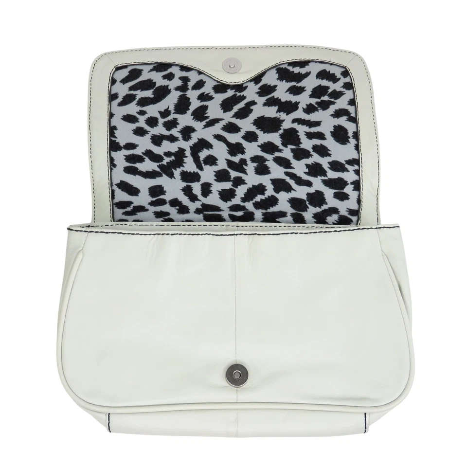 Bolso clutch Betsey Johnson de cuero blanco plateado con tachuelas Foto 4 de 4