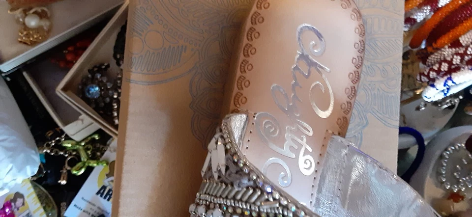 Tanga Amare Couro Flip NAUGHTY MONKEY Embelezada Rhienstone Tira T 7 m - Imagem 4 de 4