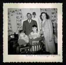 FAMILY KITCHEN? TINY T.V. w/RABBIT EARS ANTENNA OLD/VINTAGE SNAPSHOT PHOTO- D360