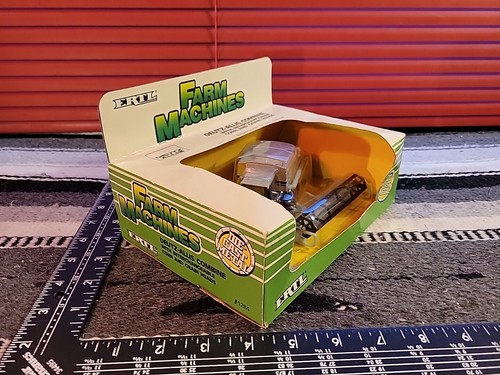 ERTL Gleaner R50 Combine 1/64 Diecast Replica Collectible - Picture 5 of 6