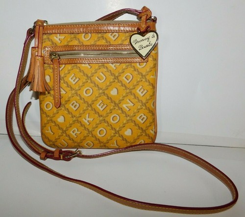 Bolso bandolera amarillo con crucigrama amarillo Dooney & Bourke - Imagen 2 de 6