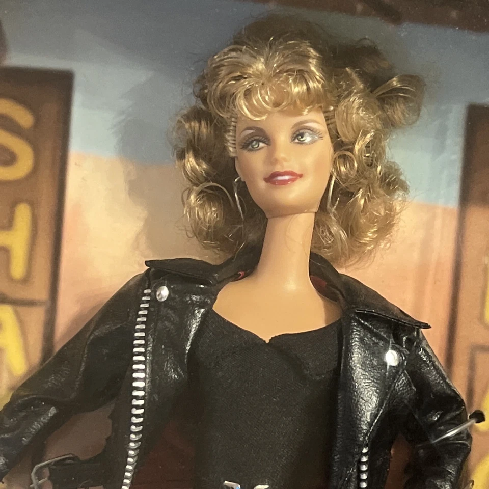 全新 芭比 美泰 GREASE 电影娃娃 SANDY 人造皮革 25 周年 2003 — 第 2/4 张图片
