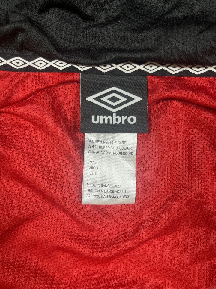 Chaqueta cortavientos Umbro vintage con capucha para hombre pequeña roja negra cremallera completa forrada de malla Foto 3 de 4