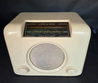 Bush Type DAC90A Cream Bakelite valve Radio in full working order