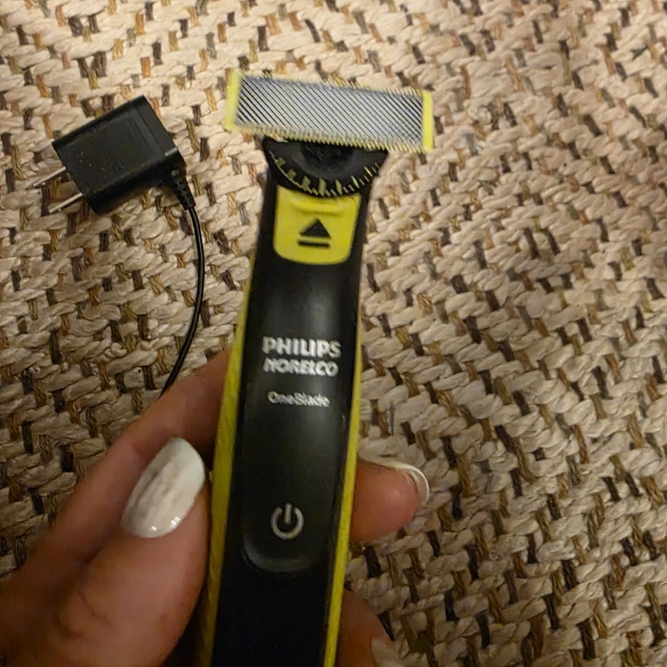 Recortadora y afeitadora eléctrica híbrida facial + corporal Philips Norelco OneBlade, QP2630/70 Foto 2 de 4