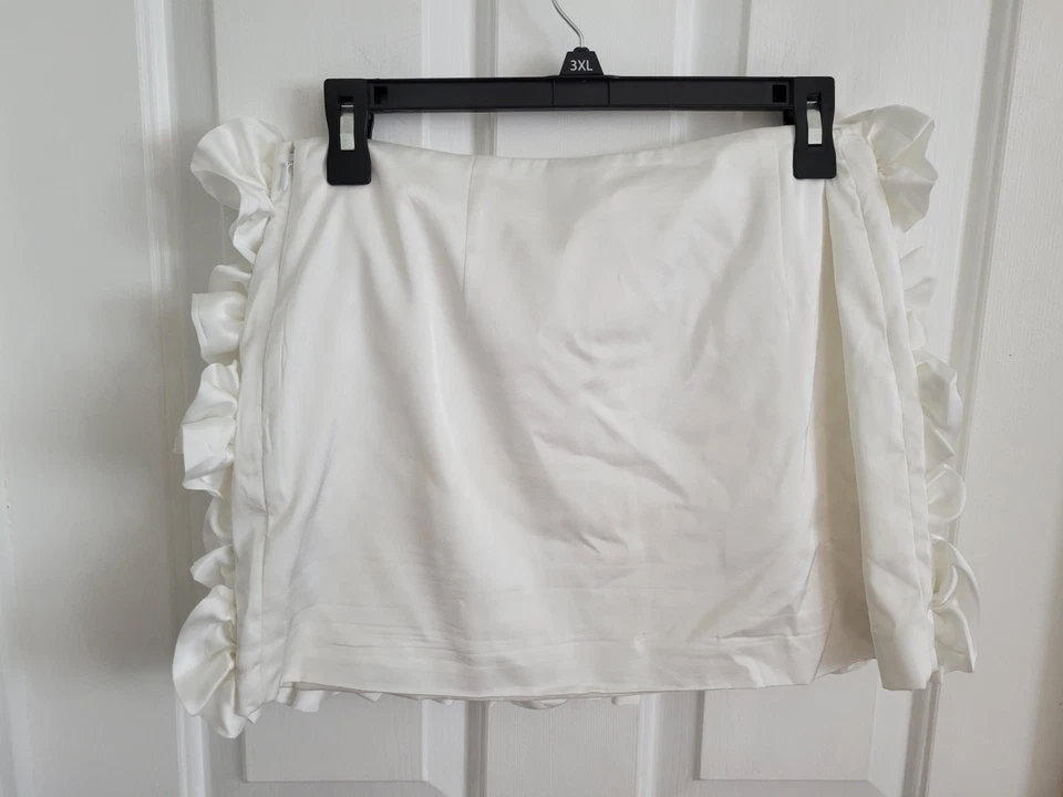 Minifalda para mujer H&M blanca satinada floral con estrás adornada talla 6 Foto 3 de 4