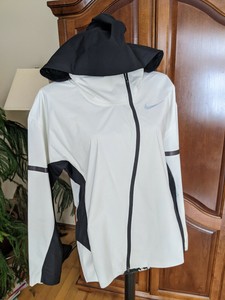 nike women's zonal aeroshield hooded running jacket