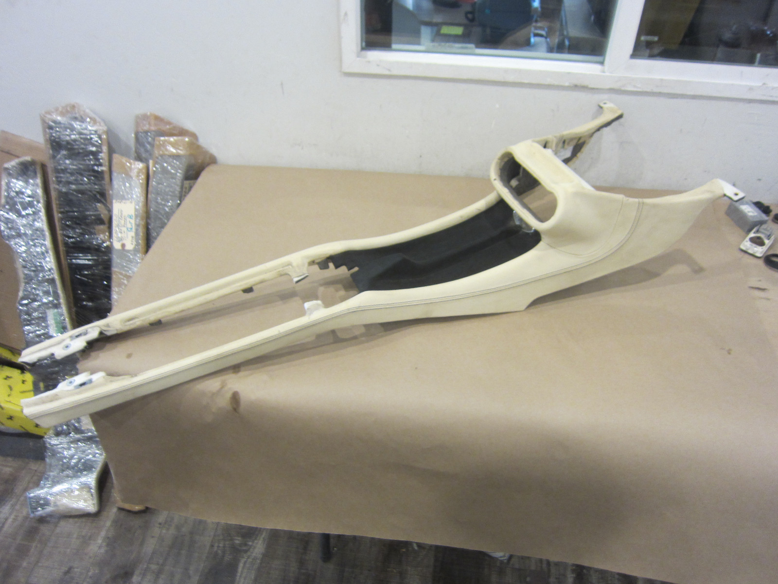 Ferrari California - Center Tunnel /Console - (Cream) - P/N 81302300