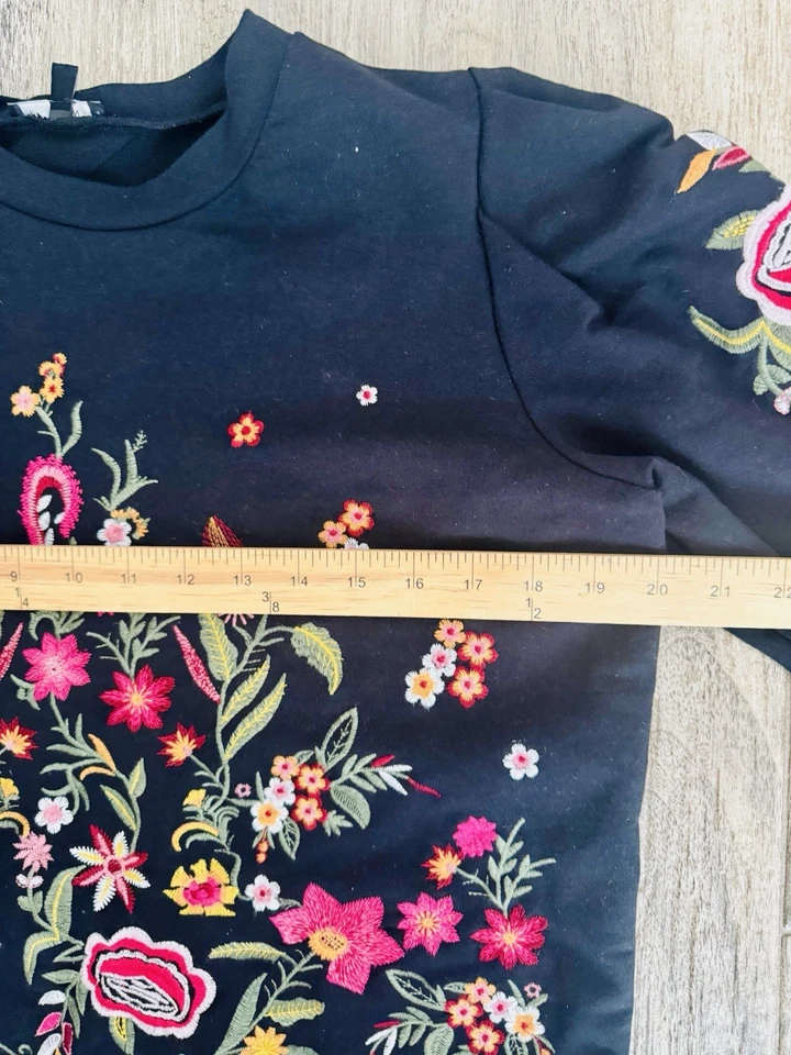 Moletom Drew preto com bordado floral colorido tamanho P excelente - Imagem 3 de 4