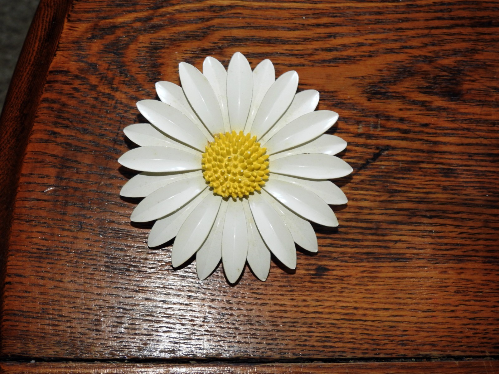 Vintage White Enamel Daisy Brooch Large 3