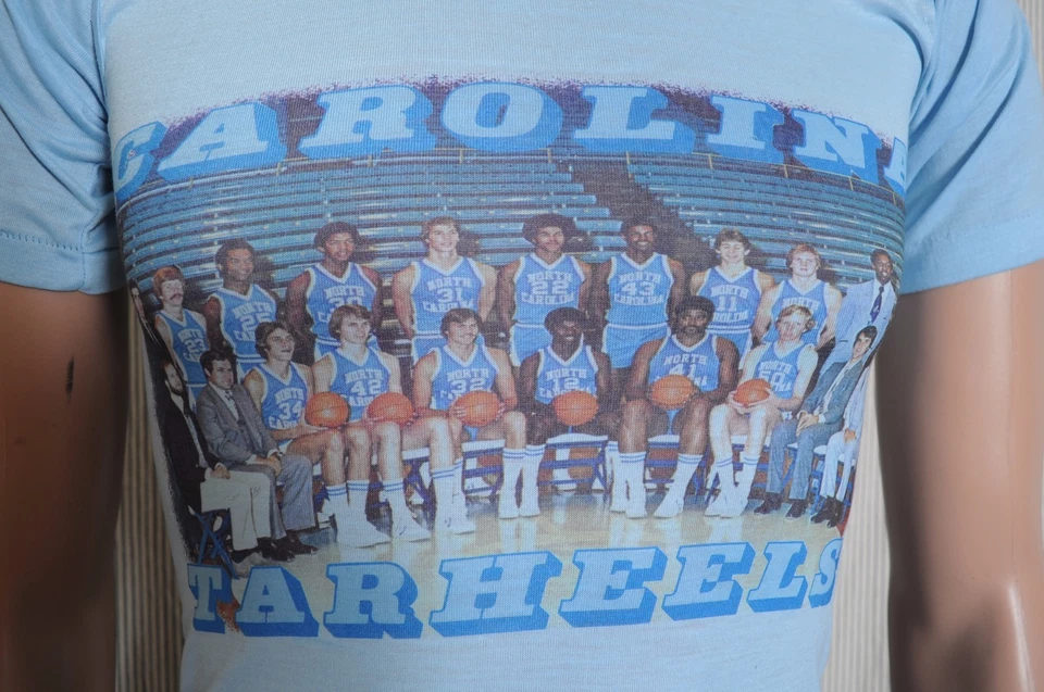 Camiseta De Colección 77-78 UNC Tarheels Equipo Foto Azul Claro Al Wood, Phil Ford YL XXS Foto 2 de 3