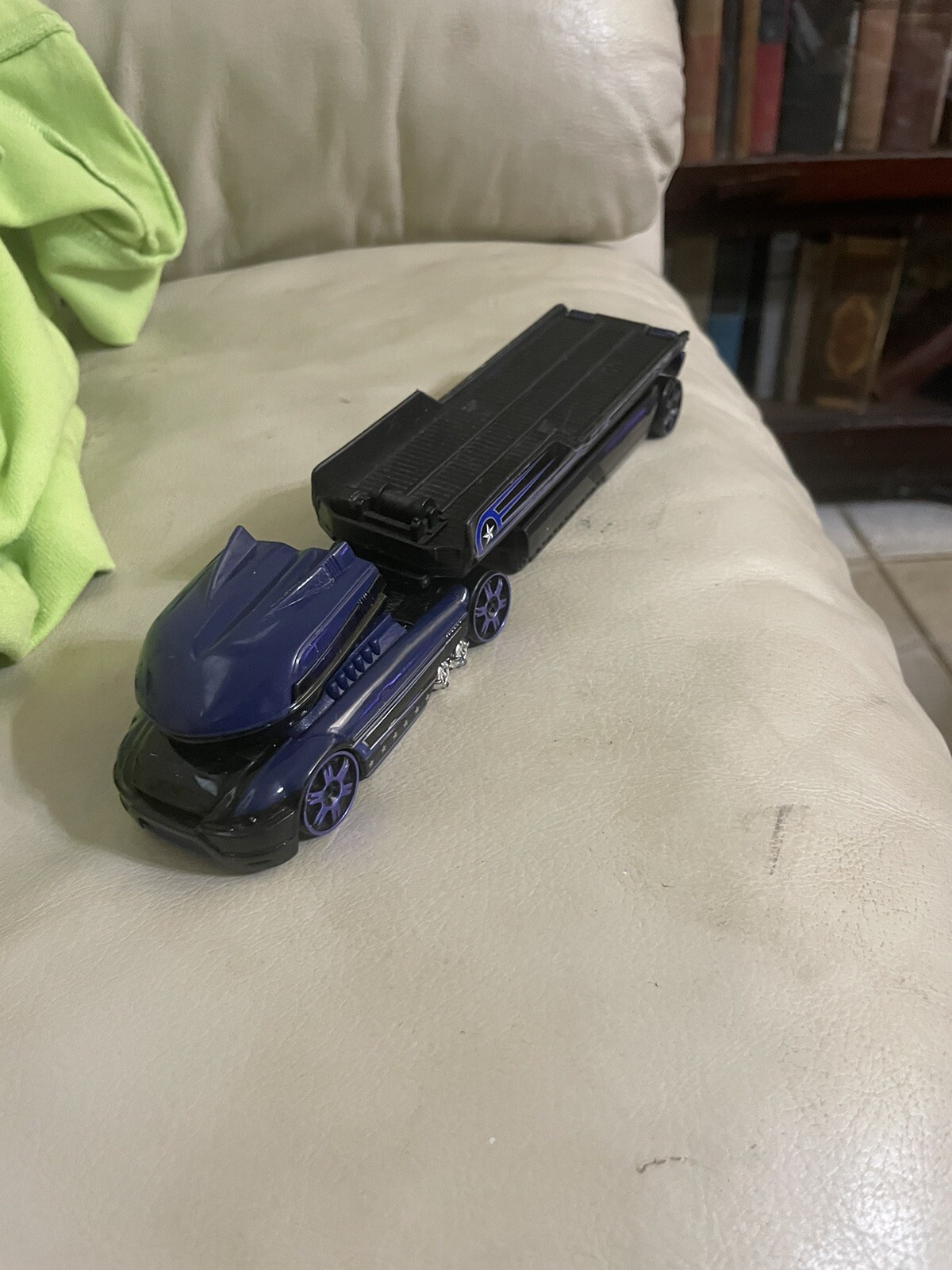 Mattel 2002 Hot Wheels SemiTruck Car Carrier Transporter With Redline