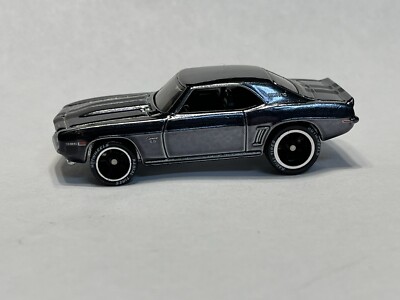HOT WHEELS PREMIUM SERIES 8 HWNFTG GARAGE PHYSICAL 69' CAMARO