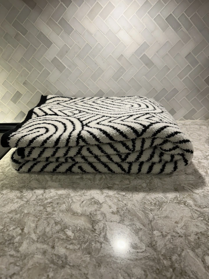 MAGASCHONI Manta Suéter Corazones Blanco y Negro Reversible 64x55 Foto 3 de 4