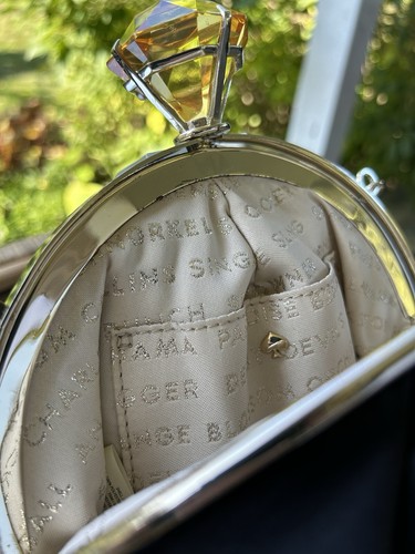 Kate Spade Emina Belle Abendtasche mit Verlobungsring und gelbem Diamantschmuck - Bild 12 von 21