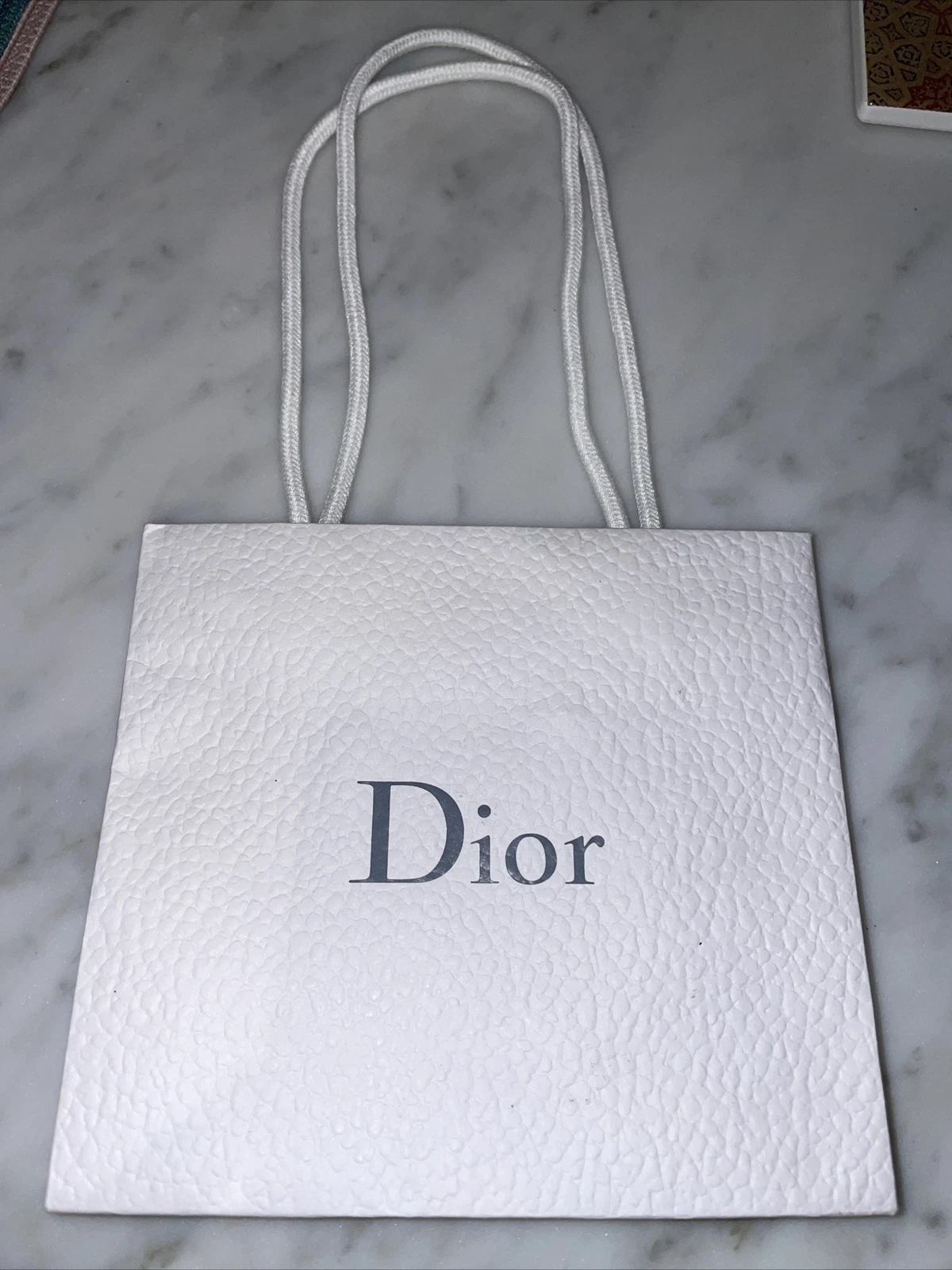 Sac cadeau en papier d'achat Christian DIOR texturé blanc caillou petit 5,5 po x 5 po x 2 po
