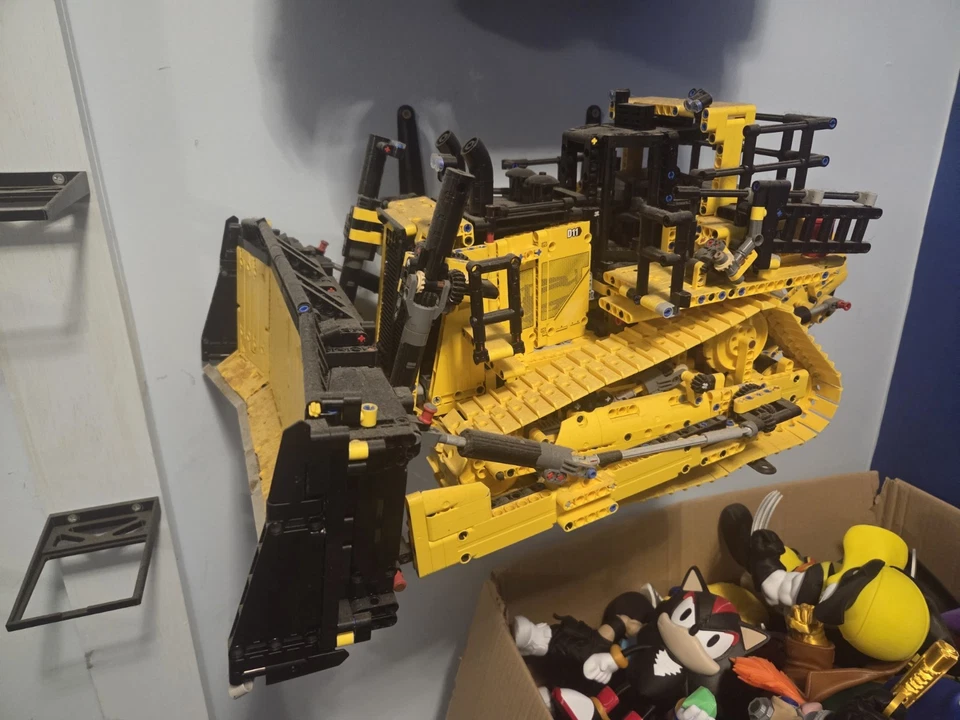 LEGO Technic 42131 Cat D11 Bulldozer, photo 4 of 5