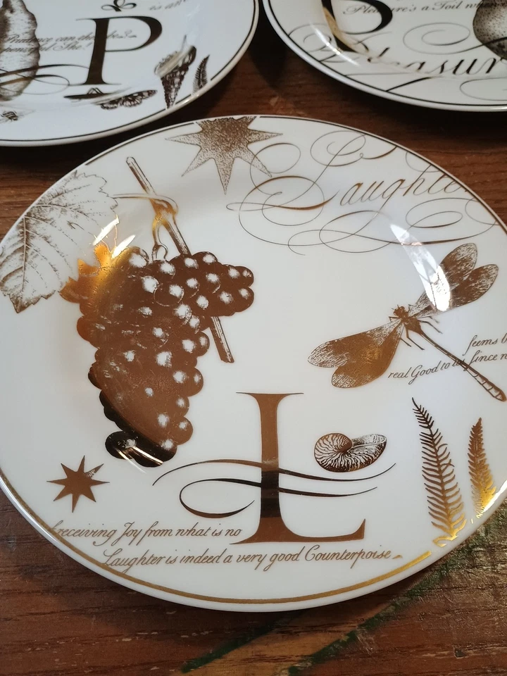 Platos de postre/ensalada Pottery Barn blancos con poesía dorada placer risa Foto 2 de 4