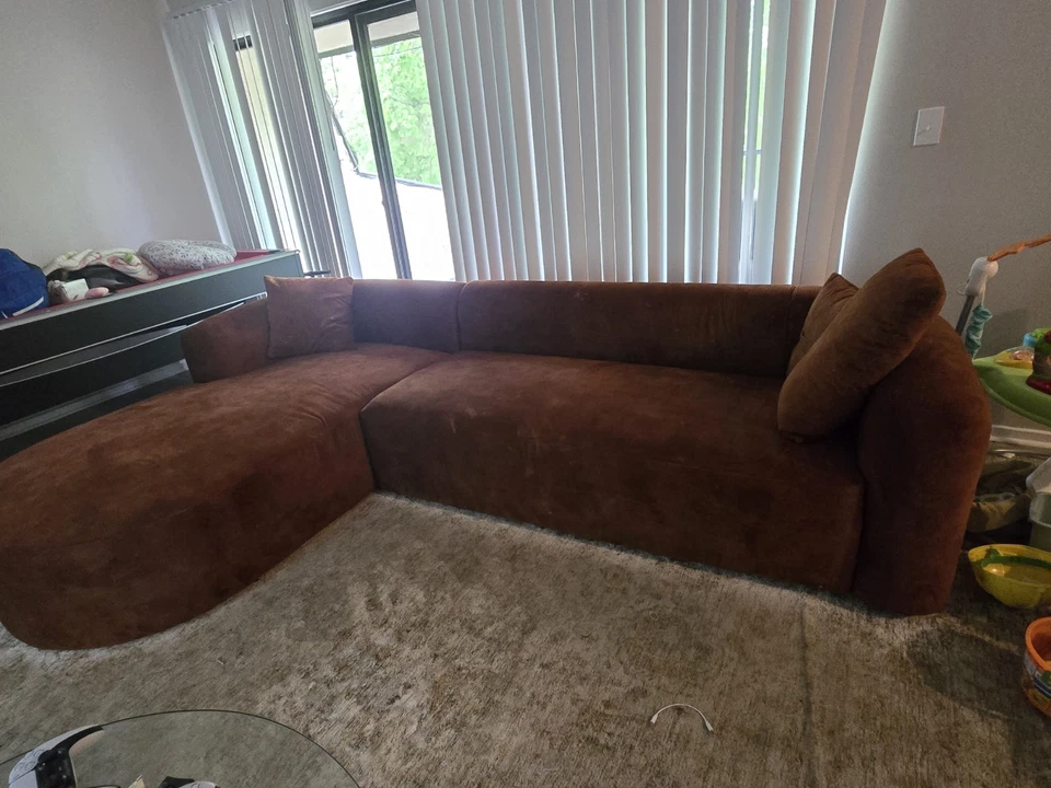 Sofá de terciopelo con respaldo curvo apretado moderno de lujo Acanva Foto 2 de 4