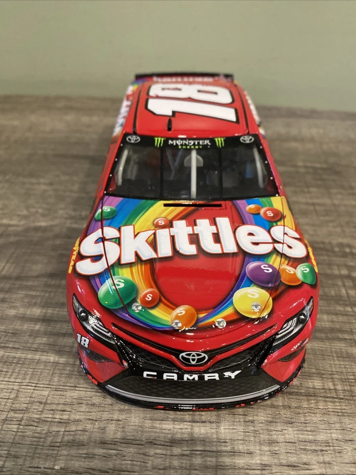 1:24 Acción 2018 #18 Skittles Candy M&M JGR CAMRY KYLE BUSCH #/529 Foto 4 de 4