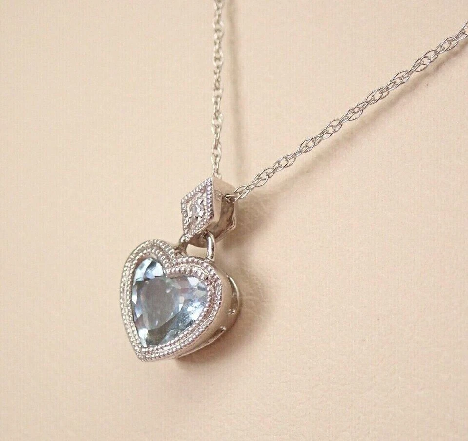 Collar colgante de aguamarina simulada con corazón de 2 quilates para mujer enchapado en oro amarillo de 14 quilates Foto 3 de 4