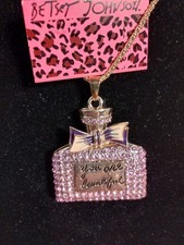 Collana San Valentino Betsey Johnson Sei Bella Viola a forma di bottiglia di profumo