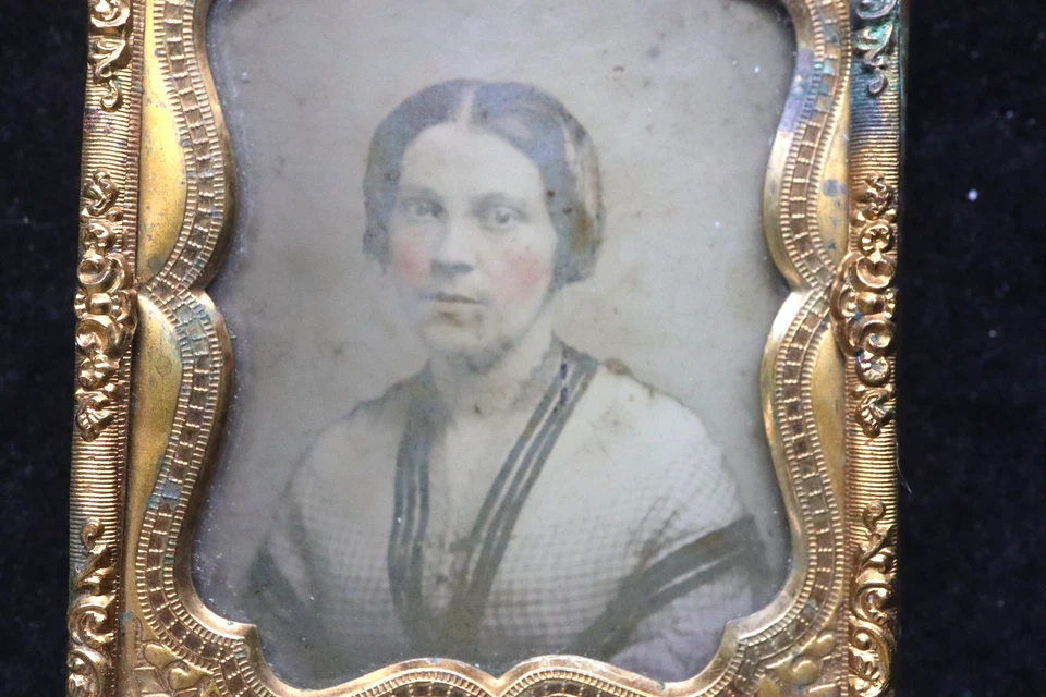 🌹 1850s Ambrotype – Mysterious Young Woman in Striking Gilt Frame - Image 2 of 4
