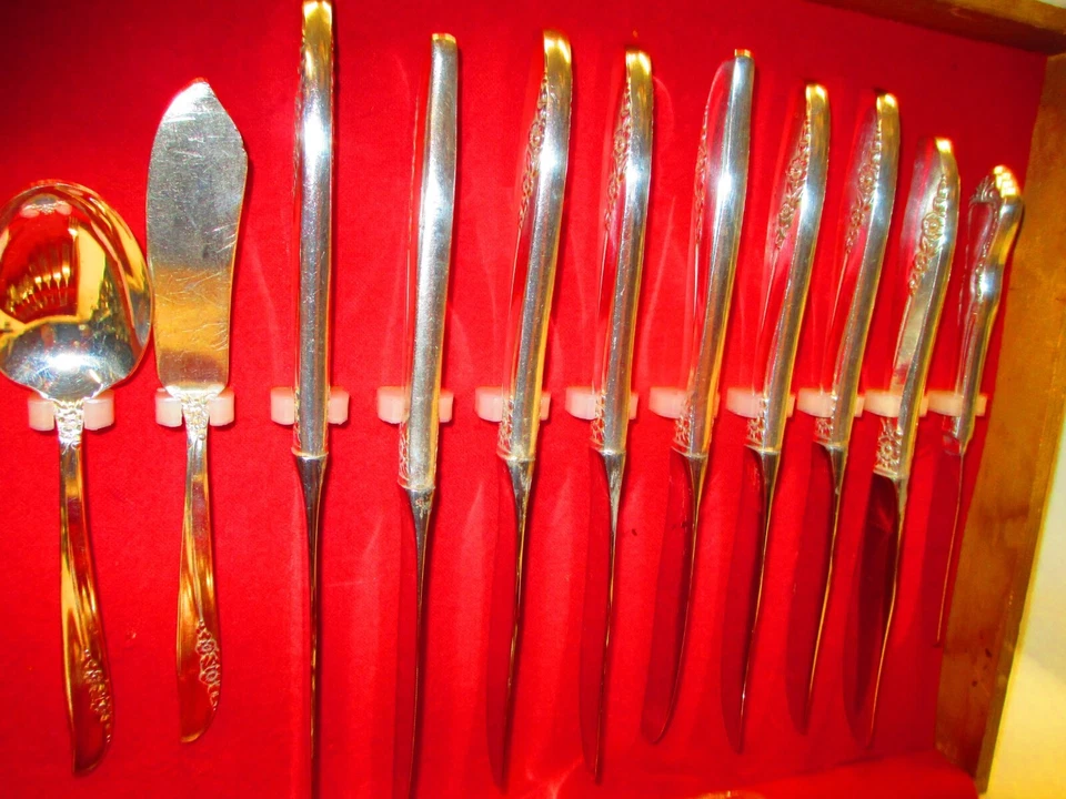 1881 Rogers Oneida LILAC TIME cubiertos plateados -61 piezas con juego de cofre de madera Foto 3 de 4