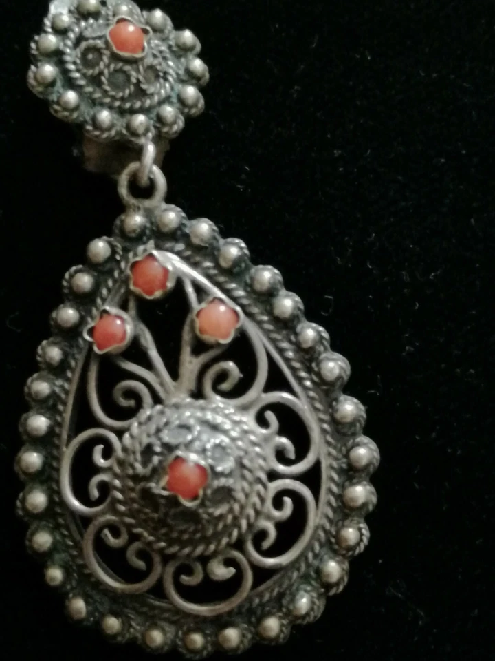 Antichi orecchini pendenti da donna in argento  800 e corallo degli anni 40-50 - Immagine 3 di 4