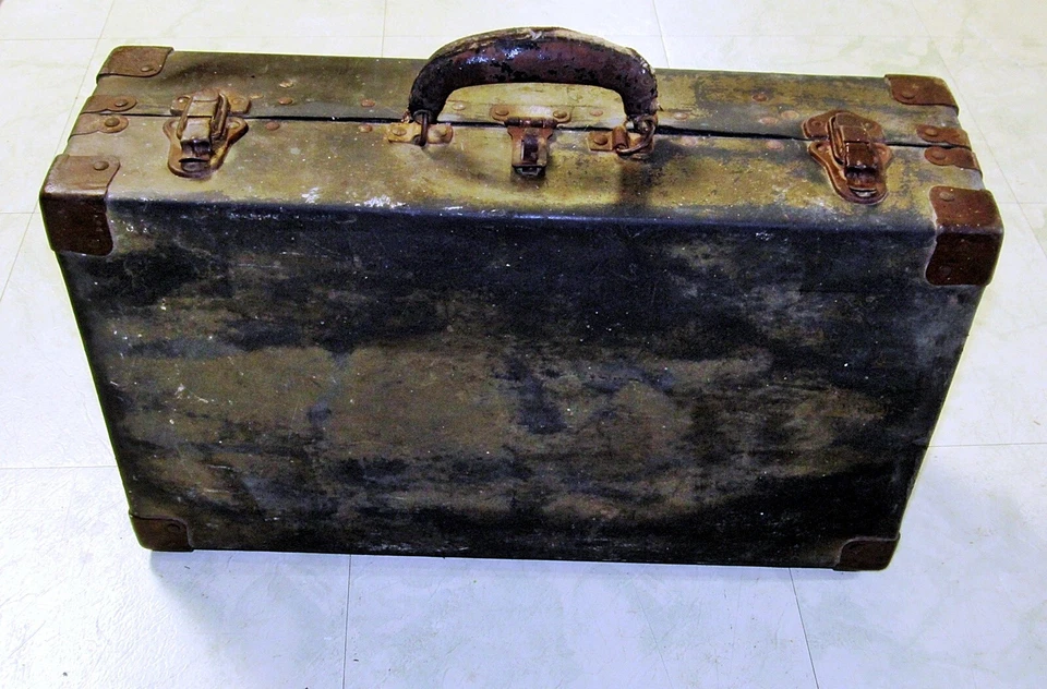 Antigua maleta vitrina de vendedor Foto 2 de 4