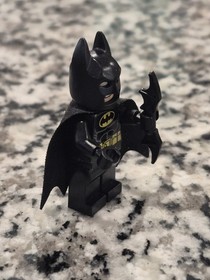 LEGO Minifigure DC Super Heroes BATMAN w/Cape & Batarang 