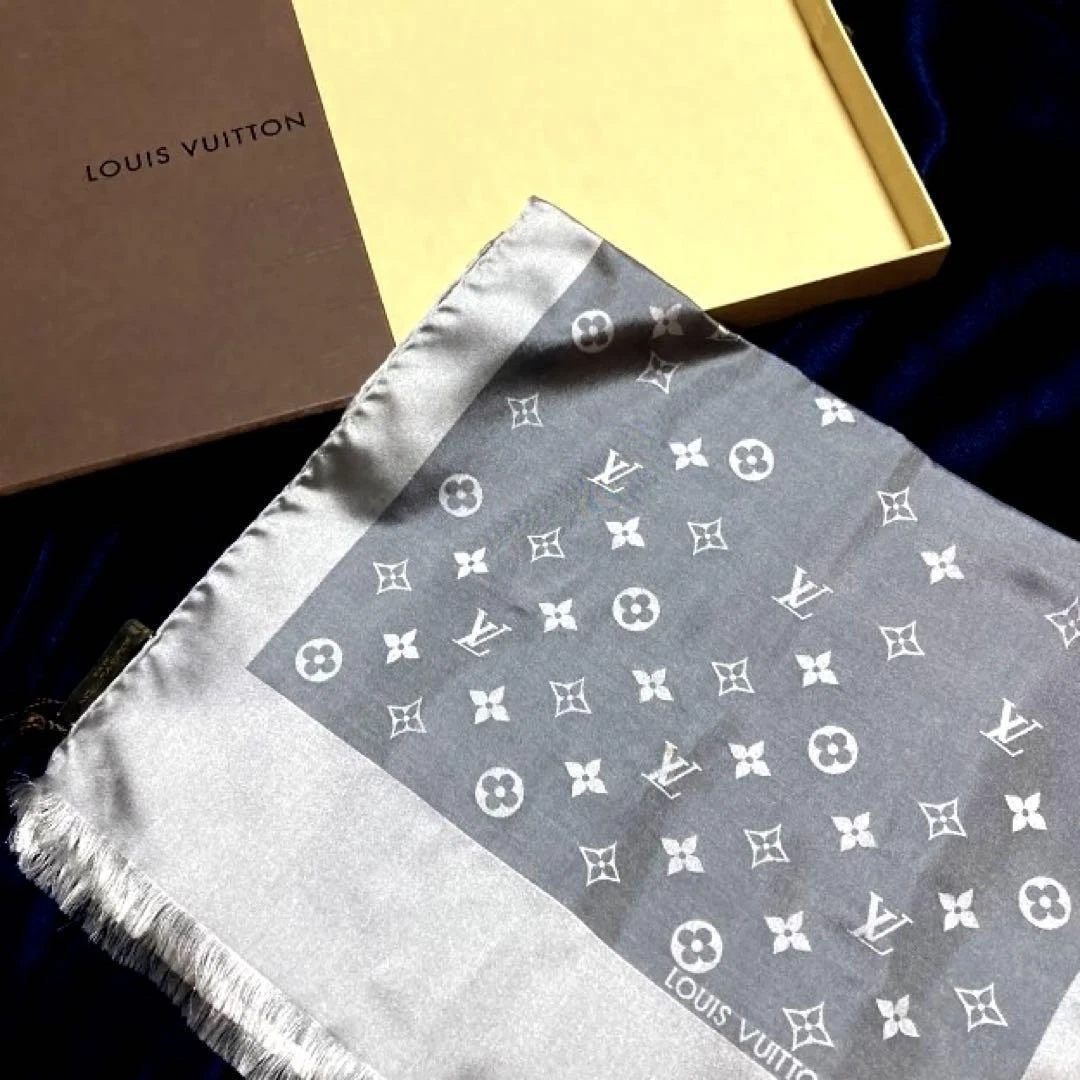 white louis vuitton scarf