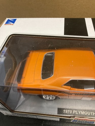 1:24 New Ray Muscle Car 1970 Plymouth Barracuda "Cuda" - Picture 4 of 10