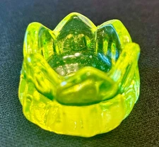 Vtg Yellow Green Uranium Vaseline Glass Tulip Shape Salt Cellar Glows EUC
