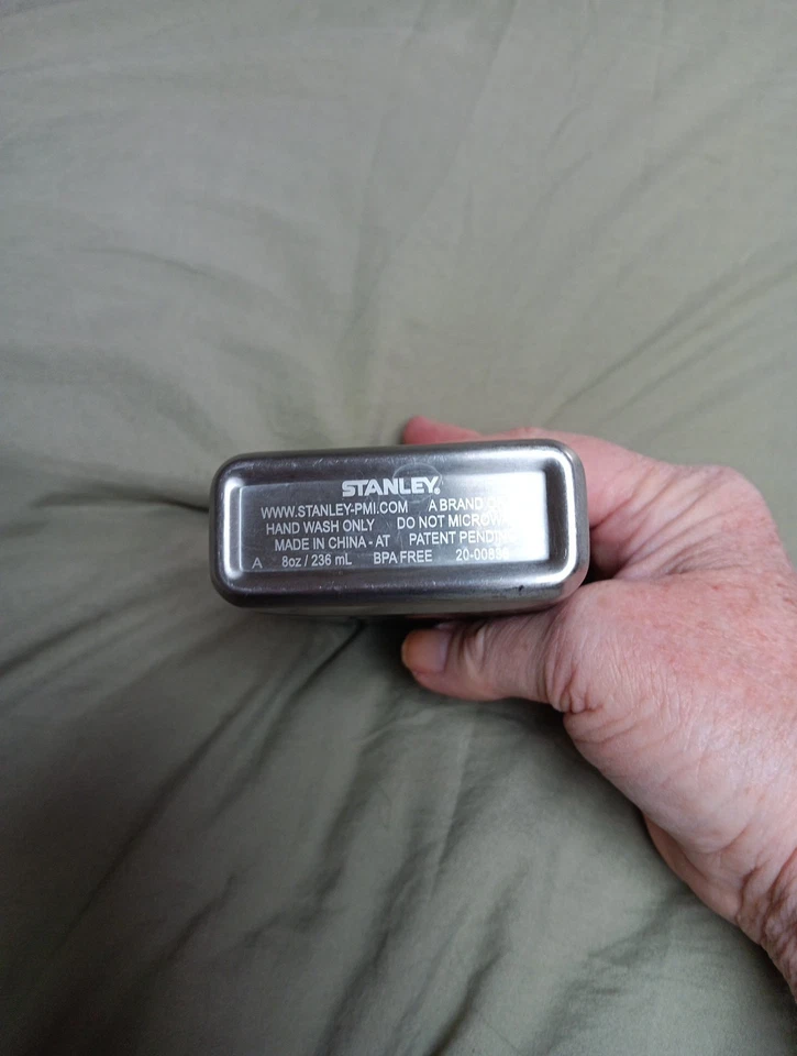 Stanley 8 OZ Frasco de acero inoxidable - negro nunca usado Foto 3 de 3